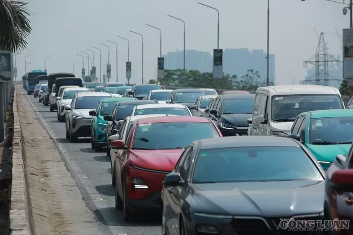Theo ghi nhận, tại hướng từ đường Phạm Văn Đồng qua cầu Thăng Long đến đường Võ Văn Kiệt, các ô tô nối đuôi nhau, xếp hàng di chuyển chậm trên cầu. Trong khi đó, chiều ngược lại có mật độ phương tiện thấp hơn, giao thông thông thoáng hơn.