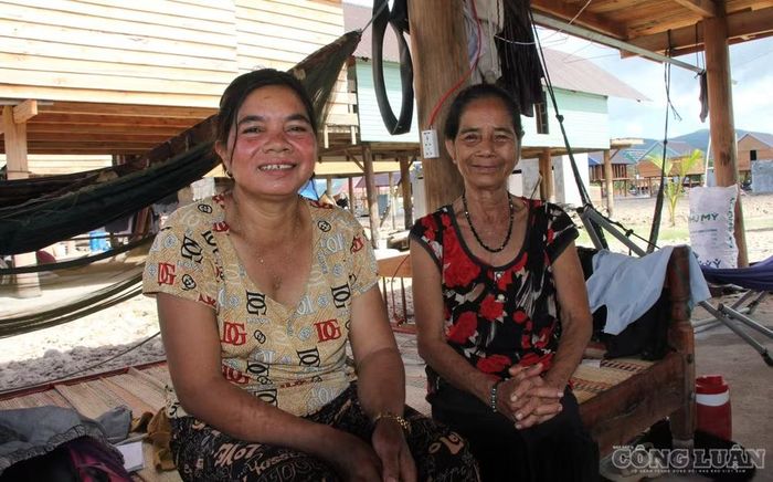 Chị Lir và bà Rô H’Manh vui mừng trong căn nhà mới, thôi nỗi lo chạy lũ mỗi đêm