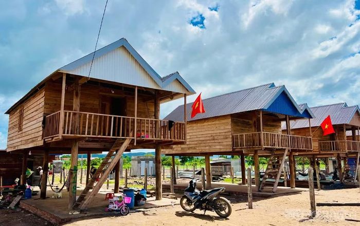 Những ngôi nhà sàn khang trang mọc lên trên vùng đất cao ráo, những lá cờ đỏ thắm tung bay trước hiên nhà, mở ra hy vọng về những tháng ngày bình yên