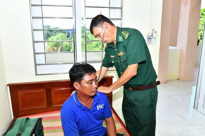 Lực lượng quân y kiểm tra sức khỏe cho 4 ngư dân sau khi được cứu vớt, đưa vào bờ.
