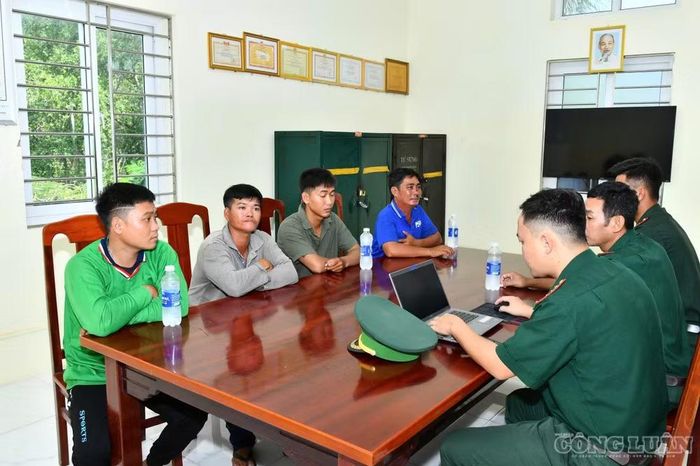Bộ đội Biên phòng thành phố Cần Thơ tiếp nhận 4 ngư dân Lâm Đồng được cứu sống sau vụ chìm tàu cá trên biển.
