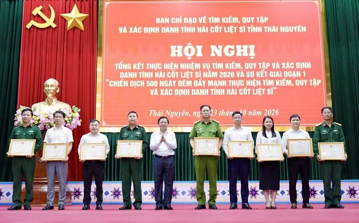 Ông Bùi Văn Lương, Phó Bí thư Tỉnh ủy, Chủ tịch HĐND tỉnh trao Bằng khen cho các tập thể có thành tích xuất sắc. Ảnh: thainguyen.gov.vn