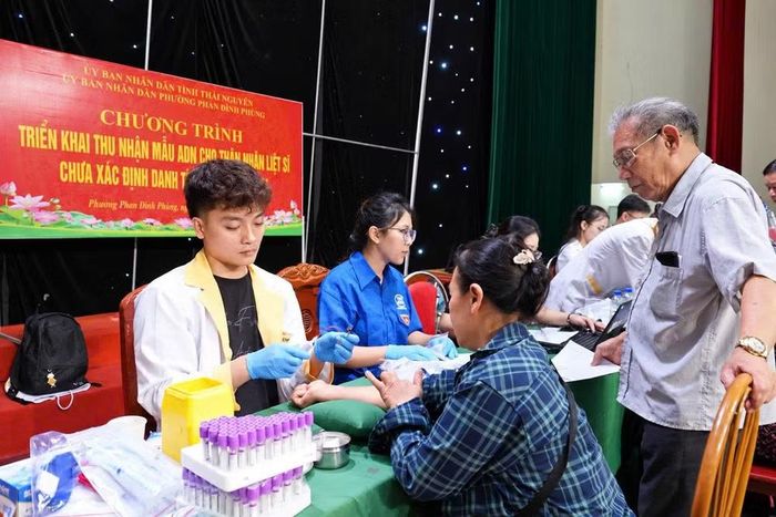 Lực lượng chức năng tổ chức thu nhận mẫu ADN của các thân nhân liệt sĩ trên địa bàn phường Phan Đình Phùng, tỉnh Thái Nguyên. Ảnh: thainguyen.gov.vn