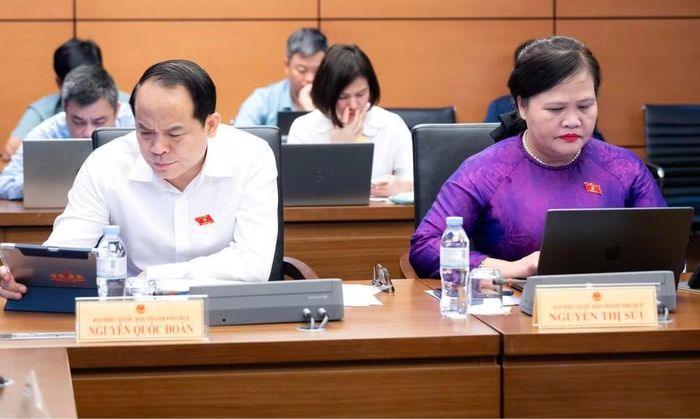 Các đại biểu tham gia phiên thảo luận Tổ. Ảnh QH.