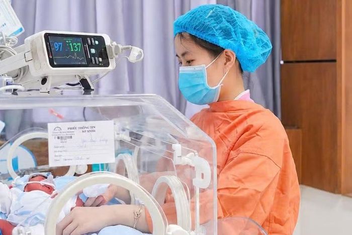 Bé trai chào đời an toàn, nặng 2,1kg. Ảnh ĐVCC