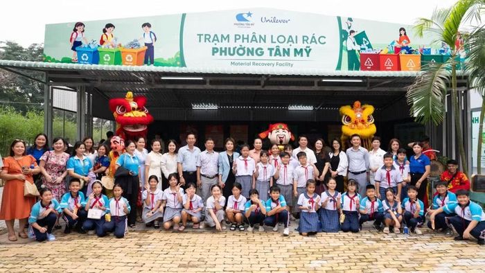 Mỗi người dân, mỗi hộ gia đình cùng tham gia phân loại rác