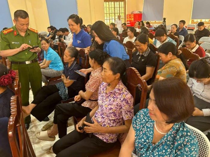 Hoạt động Cầm tay chỉ việc hướng dẫn thực hiện kỹ năng số. Ảnh: Cổng thông tin điện tử Tỉnh Lạng Sơn