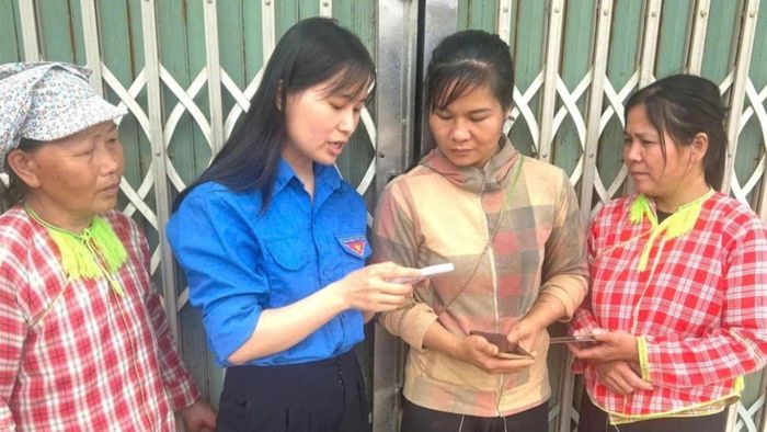 Thành viên Tổ công nghệ số cộng đồng hướng dẫn người dân sử dụng các nền tảng số. Ảnh: Bộ Khoa học và Công nghệ