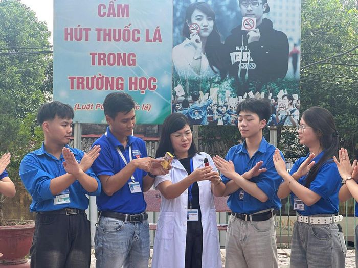 Đoàn viên, thanh niên hưởng ứng hoạt động phòng, chống tác hại của thuốc lá, góp phần xây dựng môi trường học đường không khói thuốc. Ảnh: Sở Giáo dục và Đào tạo TP Bắc Ninh.