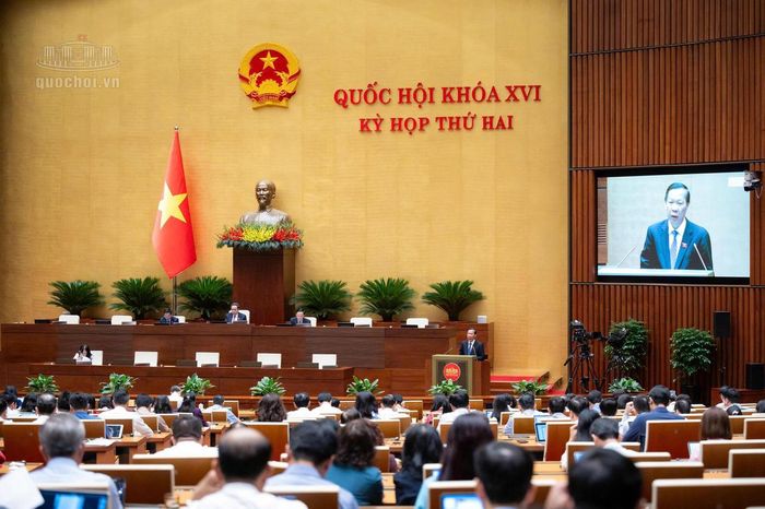 Chủ nhiệm Ủy ban Kinh tế và Tài chính của Quốc hội Phan Văn Mãi trình bày báo cáo thẩm tra dự án Luật. Ảnh: Quochoi.vn