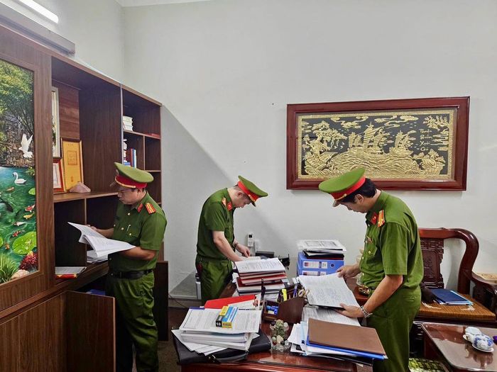 Lực lượng chức năng khám xét nơi làm việc của đối tượng Đinh Thanh Tùng - SN1973, HKTT: Thôn Đoàn Kết, xã Kim Bôi - Chủ tịch UBND xã Hợp Kim (Nguyên Phó Chủ tịch UBND huyện Kim Bôi, tỉnh Hoà Bình cũ). Ảnh: Công an tỉnh Phú Thọ