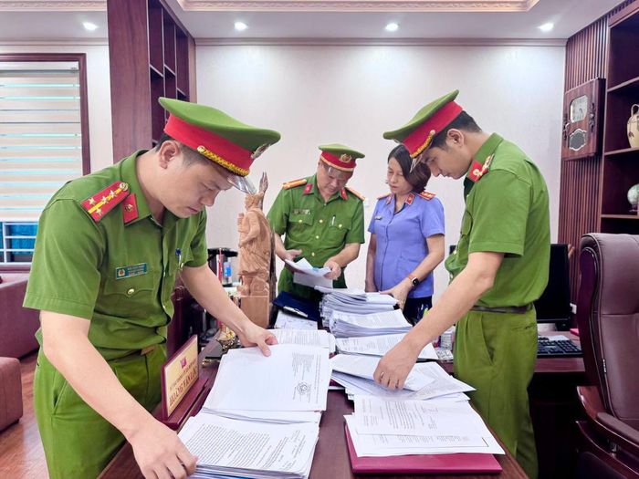 Theo cơ quan điều tra, các cá nhân liên quan đã cấp trái quy định 26 giấy xác nhận thu hồi hơn 2,33 triệu m³ đất trên đất rừng sản xuất, tạo điều kiện để hai doanh nghiệp khai thác trái phép 386.934,2 m³ đất san lấp, thu lợi bất chính hơn 25,4 tỷ đồng. Ảnh: Công an tỉnh Phú Thọ