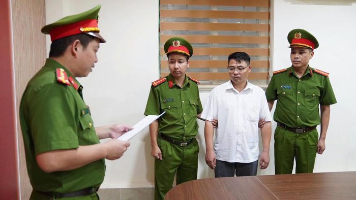 Cơ quan CSĐT thi hành Quyết định khởi tố bị can đối với đối tượng Bùi Trọng Nghĩa, SN 1983, HKTT: Thôn Vôi, xã An Nghĩa, - Phó Trưởng phòng Kinh tế xã Hợp Kim. Ảnh: Công an tỉnh Phú Thọ