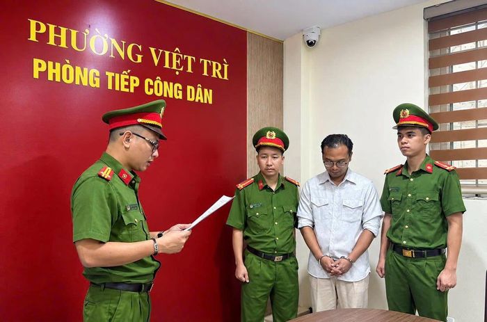 Cơ quan CSĐT thi hành Quyết định khởi tố bị can đối với đối tượng Lê Anh Tuấn, SN 1993, HKTT: phường Hoa Lư, tỉnh Ninh Bình - Phó Tổng Giám đốc Công ty cổ phần xây dựng Hợp Kim 889. Ảnh: Công an tỉnh Phú Thọ
