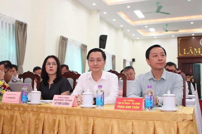 Lãnh đạo Cục Kế hoạch - Tài chính - Bộ Tư pháp dự và chỉ đạo tại Hội nghị. Ảnh: M.Long.