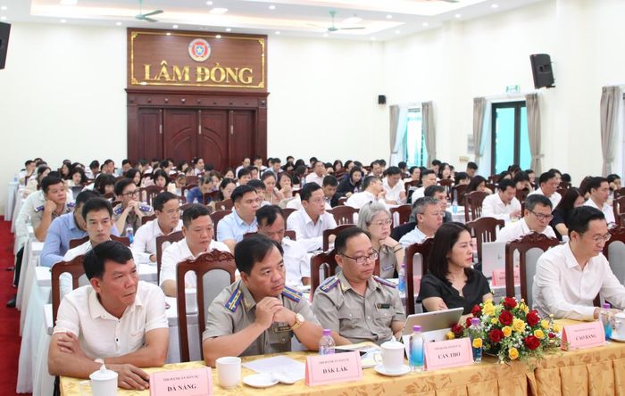 Hội nghị có sự tham gia của hơn 200 đại biểu đến từ các đơn vị thuộc Bộ Tư pháp. Ảnh: Mai Long.