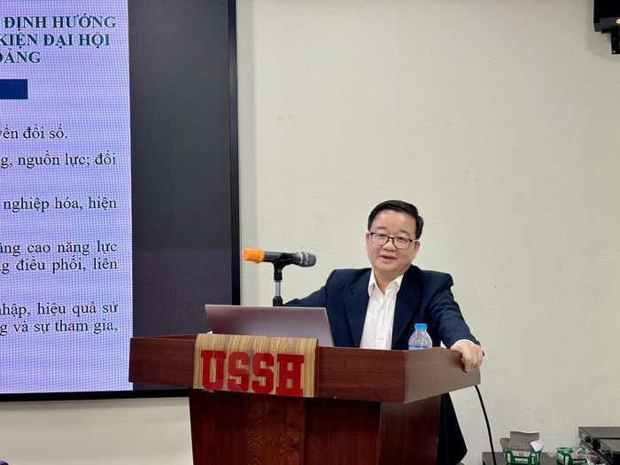GS.TS. Nguyễn Tuấn Anh, Tổng Biên tập Tạp chí Khoa học Xã hội và Nhân văn, Trường Đại học Khoa học Xã hội và Nhân văn trình bày tổng quan nội dung Báo cáo. (Ảnh: PV)