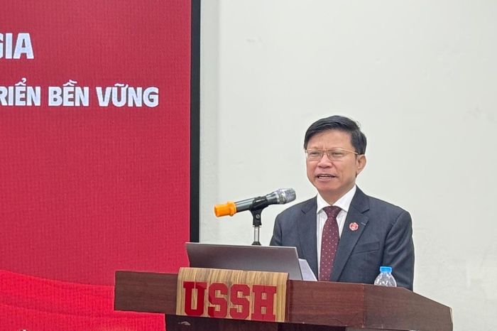 GS.TS. Hoàng Anh Tuấn, Ủy viên Hội đồng Lý luận Trung ương, Hiệu trưởng Trường Đại học Khoa học Xã hội và Nhân văn phát biểu khai mạc Tọa đàm. (Ảnh: PV)