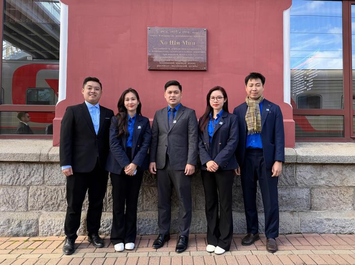 Đoàn tham quan, tìm hiểu tại Nhà ga xe lửa Vladivostok. (Ảnh: TƯ Đoàn)