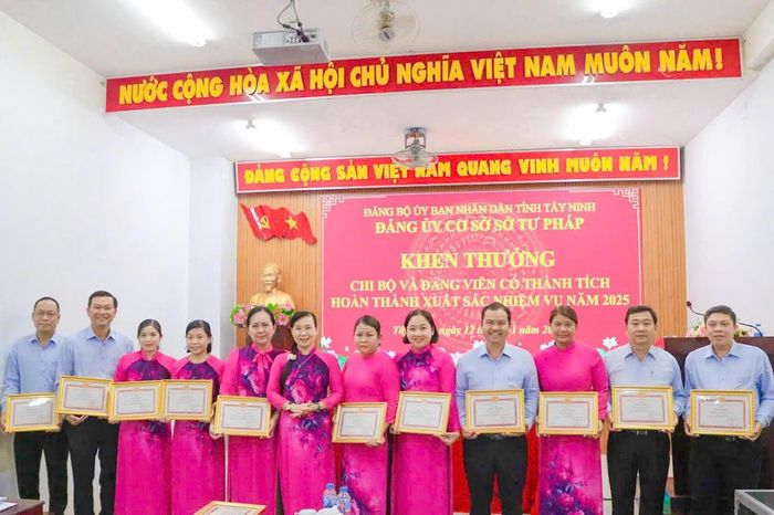 Đảng ủy cơ sở Sở Tư pháp tỉnh Tây Ninh khen thưởng các chi bộ và đảng viên có thành tích hoàn thành xuất sắc nhiệm vụ năm 2025.