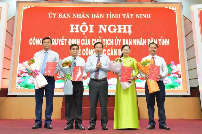 Đồng chí Phan Thị Mỹ Dung (thứ hai từ phải sang), Giám đốc Sở Tư pháp tỉnh Tây Ninh, nhận quyết định tại Hội nghị công bố các quyết định của Chủ tịch UBND tỉnh về công tác cán bộ.