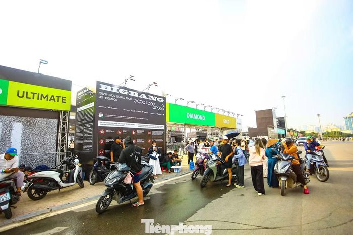Các hạng mục sân khấu tiếp tục được lắp đặt, hoàn thiện để phục vụ hai đêm diễn.
