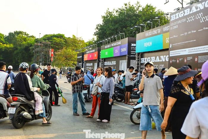 Hai ngày trước đêm diễn của Big Bang, không khí ở sân Mỹ Đình náo nhiệt. Từ sáng 22/10, ban tổ chức đổi vòng cho khán giả đã mua vé. Hoạt động đổi vòng sớm diễn ra từ 10h đến 19h trong hai ngày 22 và 23/10.