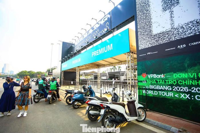 Vé của cả hai đêm diễn đã được bán hết sau ba đợt mở bán chính thức và một đợt bổ sung. Trải nghiệm tại cửa hàng với gần 70 dòng merchandise chính hãng, bao gồm những sản phẩm mang dấu ấn riêng của Việt Nam như áo thun phiên bản Hà Nội và lightstick (gậy phát sáng) kỷ niệm 20 năm cũng thu hút đông đảo khán giả.