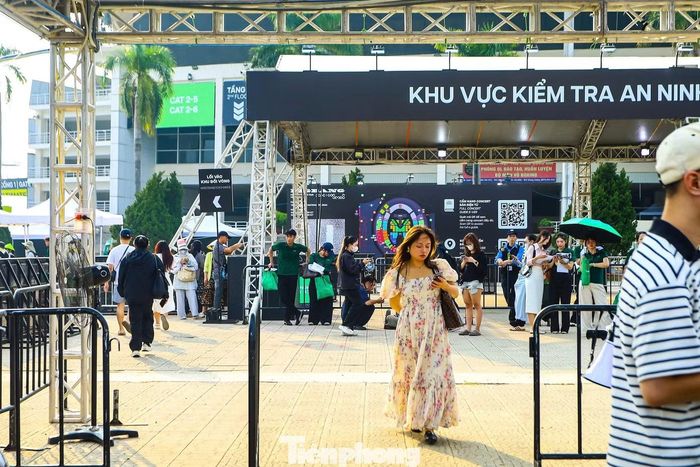 Ban tổ chức khuyến cáo khán giả chuẩn bị sẵn vé điện tử trước khi đến lượt kiểm tra để quá trình xác minh diễn ra nhanh chóng. Trường hợp gặp sự cố khi sử dụng vé điện tử, người tham dự cần đến quầy hỗ trợ thông tin được bố trí tại khu vực tổ chức để được nhân viên hướng dẫn xử lý.