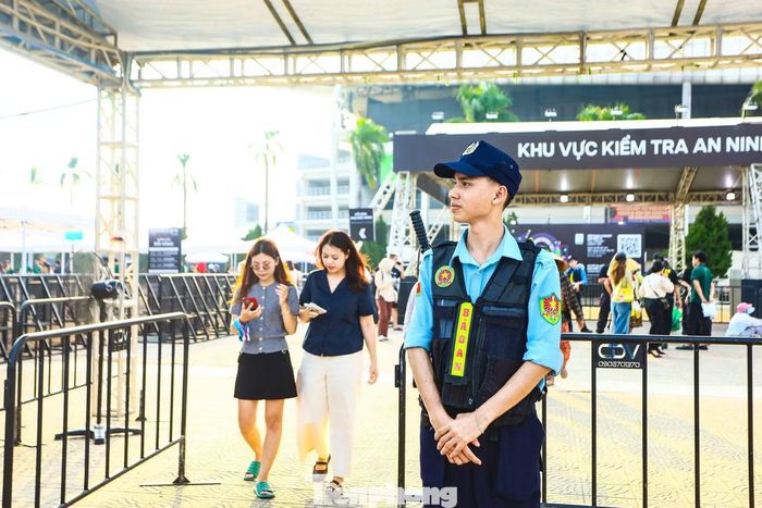 Khu vực đổi vòng được chia theo từng hạng vé. Mỗi cổng đều có nhân viên an ninh và nhân viên hướng dẫn để hỗ trợ khán giả khi cần.