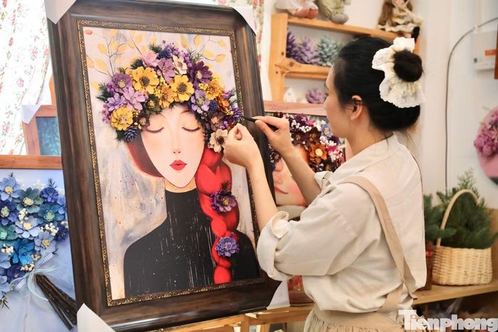"Mình đang sống ở xứ sở thông, quả thông không chỉ là một loại vật liệu mà còn là hình ảnh gắn với khí hậu, cảnh quan và ký ức về Đà Lạt. Vì vậy, mỗi bức tranh như một món quà thiên nhiên ưu đãi dành riêng cho mảnh đất này", chị Hằng chia sẻ.