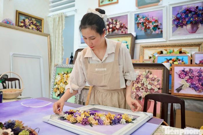 Chị Hằng cho hay, khách hàng thường mua tranh làm quà tặng hoặc lưu giữ kỷ niệm về Đà Lạt. Vào dịp lễ 20/10 vừa qua, chị bán khoảng 100 bức tranh. Khi đơn hàng tăng, chị thuê thêm người hỗ trợ cắt thông, sơn màu, còn mình tập trung lên ý tưởng và hoàn thiện sản phẩm.
