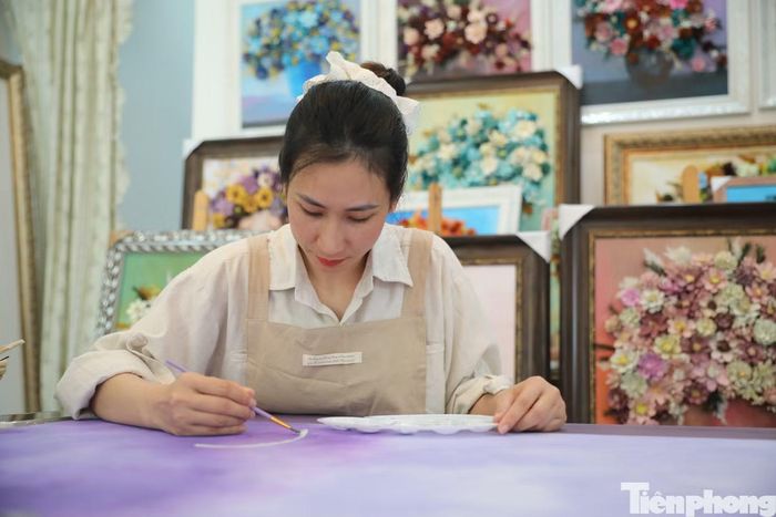 Theo chị Hằng, ý tưởng làm tranh từ quả thông bắt đầu từ một lần chị đi dạo dưới rừng thông Đà Lạt, nhìn thấy quả thông rụng đầy dưới gốc. Sau đó, chị đăng một đoạn video lên mạng xã hội và bất ngờ nhận được sự quan tâm của nhiều người. Không ít người hỏi cách làm, đặt mua sản phẩm, tạo động lực để chị tiếp tục thử nghiệm và phát triển dòng tranh độc đáo này.