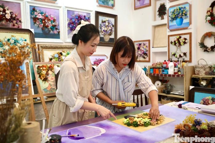 Có mặt tại cửa hàng, chị Hồng Thắm chia sẻ: Lần đầu nhìn thấy những bức tranh làm từ quả thông, chị vô cùng ấn tượng. Quả thông quen thuộc với người dân Đà Lạt nay khoác lên mình màu sắc rực rỡ. Đặc biệt, khi bức tranh trở thành món quà dành tặng bạn bè, người thân, nó còn mang đậm dấu ấn của xứ sở thông reo.