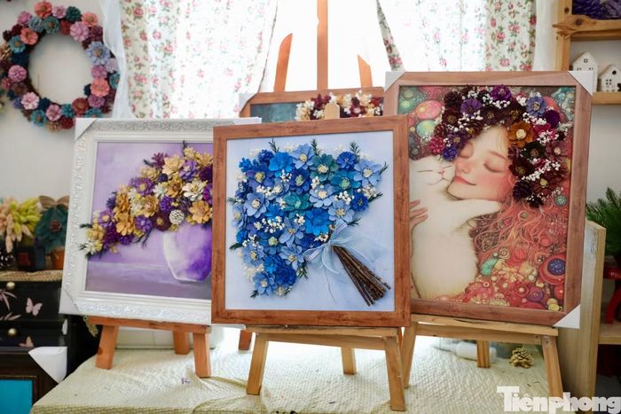 Theo chị Hằng, một bức tranh thông thường mất khoảng 2-3 giờ để hoàn thiện. Bức tranh lớn nhất chị từng thực hiện có kích thước 1,1 x 1,5m, sử dụng khoảng 4kg quả thông và mất 10 ngày liên tục để hoàn thành.