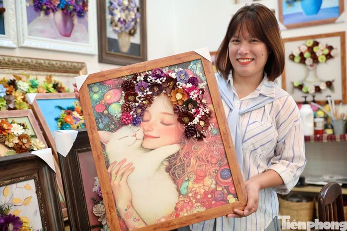 "Cảm giác cầm từng quả thông trên tay, rồi sắp xếp chúng thành một bức tranh rất thú vị. Với tranh làm từ quả thông, vòng đời của quả thông không kết thúc khi rụng xuống mà tiếp tục theo một cách khác và bền bỉ cùng thời gian", chị Thắm nói.