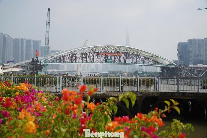  Hình dáng tổng thể của cầu đi bộ hiện lên rõ nét hơn sau khi tháo khung thép. ﻿Ảnh: Nguyễn Tiến 