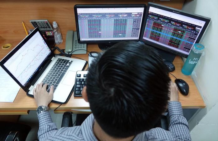 Thanh khoản thị trường suy giảm khiến hoạt động môi giới của các công ty chứng khoán gặp nhiều thách thức. Ảnh minh họa.