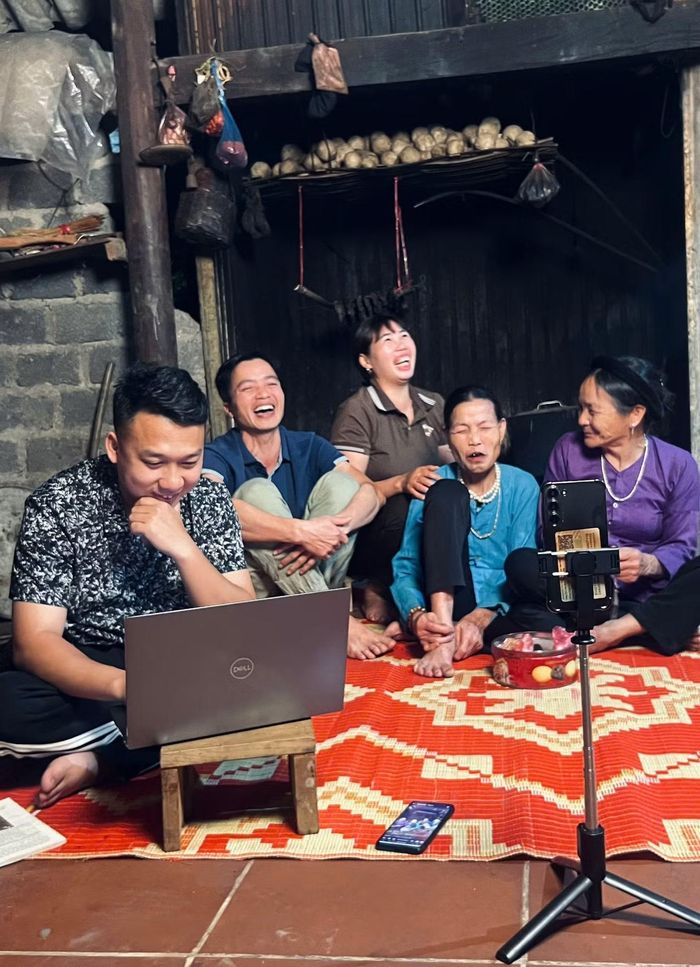 Những buổi ghi hình của ekip luôn tràn ngập tiếng cười.