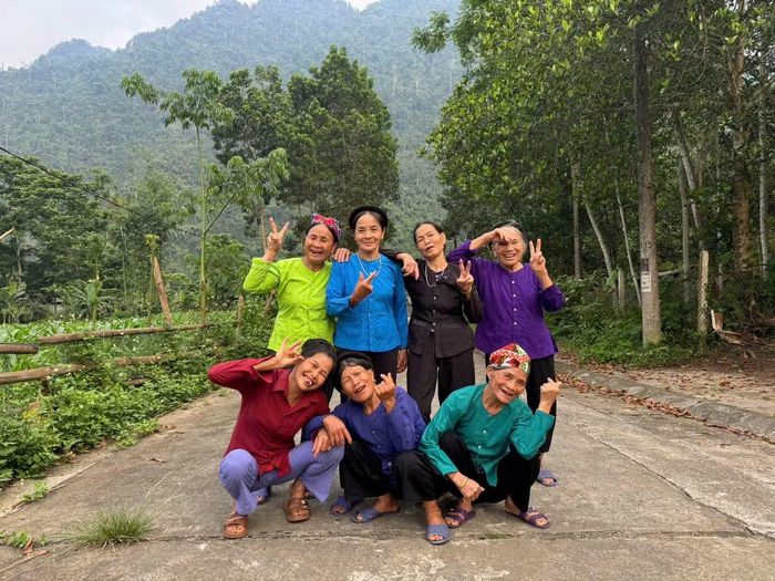 Dàn "diễn viên" vui tươi tạo dáng trước ống kính.