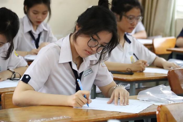 Nhiều bạn trẻ lên án hành vi bạo lực của học sinh với giáo viên. Ảnh minh họa