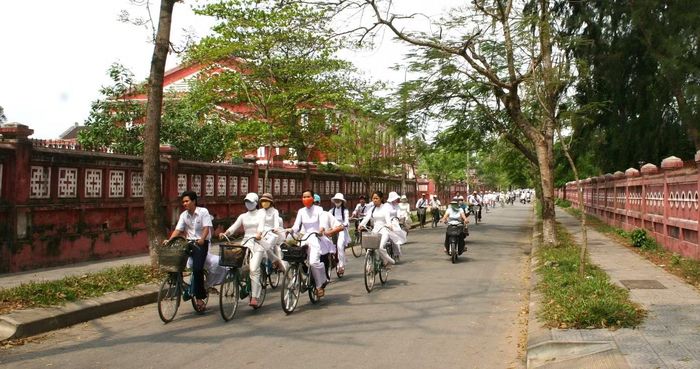 Con đường Nguyễn Trường Tộ đi giữa hai trường Quốc học và Đồng Khánh, nay là trường Hai Bà Trưng. Ảnh: TL