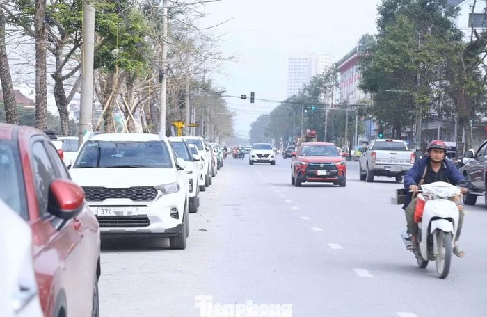 Ô tô đậu dưới lòng đường ở phường Trường Vinh, Nghệ An.
