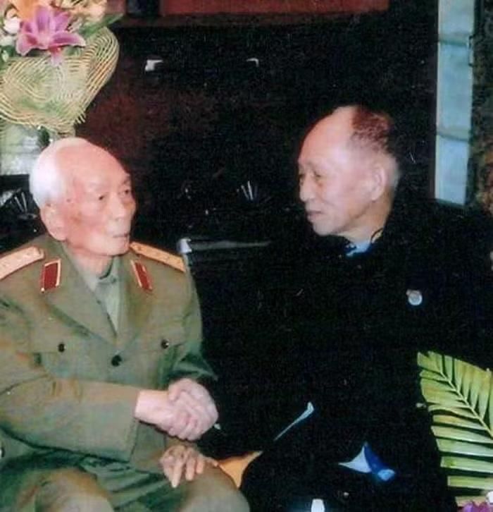Đại tướng Võ Nguyên Giáp và Trung tá Đặng Văn Việt - hai cựu học sinh Quốc học một thời. Ảnh: Báo TP