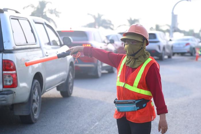 Sau khi tiếp nhận phản ánh về ùn tắc, Ban Duy tu các công trình hạ tầng giao thông phối hợp với lực lượng chức năng tăng cường hướng dẫn, điều tiết phương tiện.