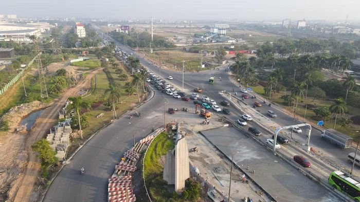 Ông Đàm Quang Bảo, Giám đốc Ban Duy tu các công trình hạ tầng giao thông (Sở Xây dựng Hà Nội), cho biết tình hình giao thông tại đầu cầu phía Bắc đã cải thiện, dù vẫn còn ùn ứ cục bộ vào giờ cao điểm. Đơn vị đang tăng cường điều tiết và đẩy nhanh thi công, phấn đấu hoàn thành trạm cân ngày 31/10/2026.