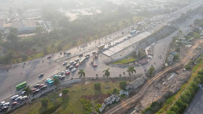 Theo Ban Duy tu các công trình hạ tầng giao thông Hà Nội, dự án thi công trạm cân tại khu vực đầu cầu phía Bắc cầu Thăng Long đã được triển khai từ ngày 17/9/2026. Cùng với việc lắp đặt trạm cân, từ ngày 22/10 đến 15/12/2026, thành phố tiếp tục tổ chức sửa chữa mặt cầu Thăng Long với hai hạng mục trọng tâm: thay thế, khắc phục khe co giãn phía Bắc và cào bóc, thảm lại bê tông nhựa mặt cầu.