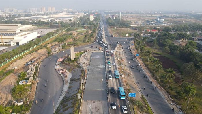 Thời gian gần đây, tình trạng ùn ứ giao thông xuất hiện trên cầu Thăng Long và các tuyến đường dẫn vào giờ cao điểm.