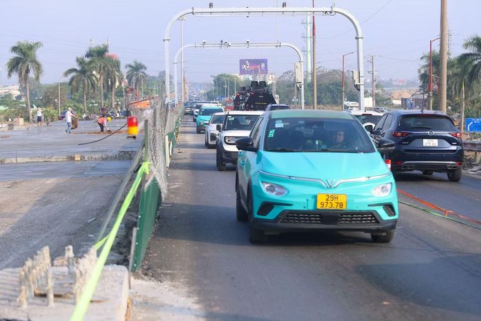 Các phương tiện di chuyển chậm qua đoạn đường bị thu hẹp tại đầu cầu phía Bắc.