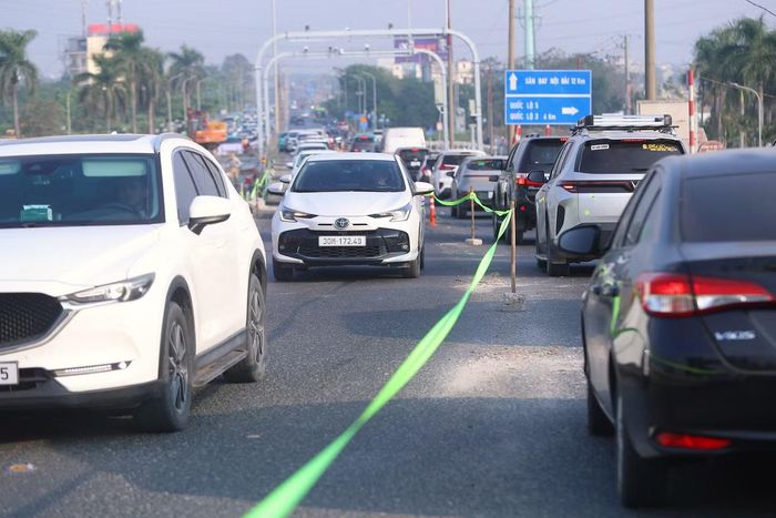 Lực lượng chức năng hướng dẫn phương tiện di chuyển qua khu vực cầu Thăng Long.